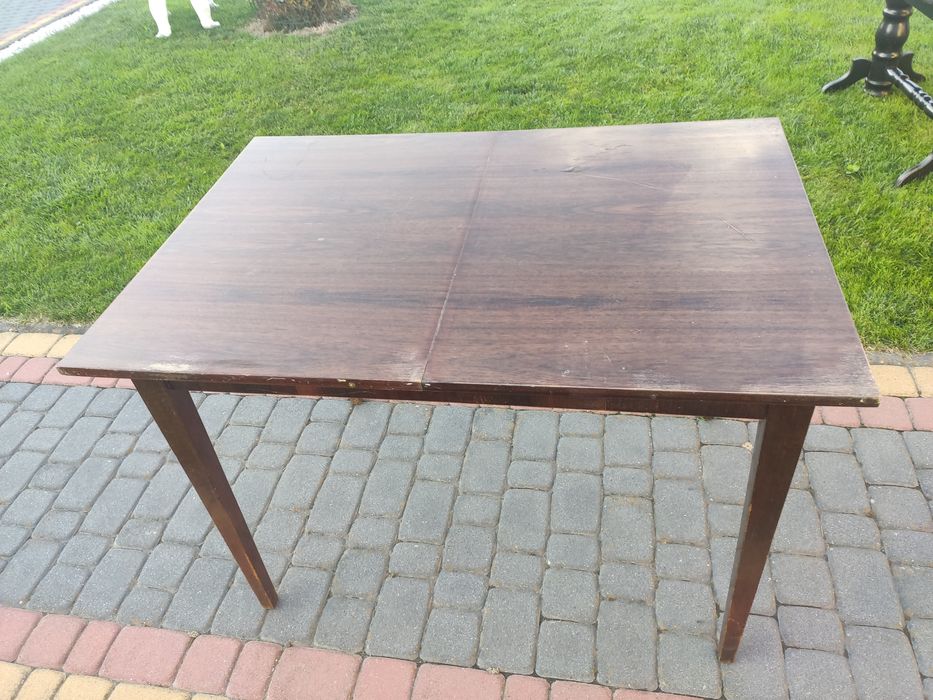 Oddam stół za kawę.