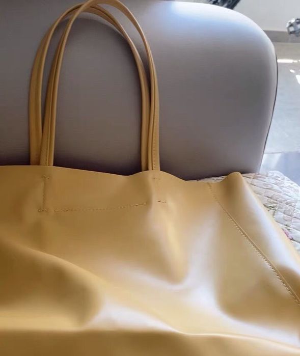 Bolsa de ombro grande em tom creme, estilo versátil e elegante, totalm