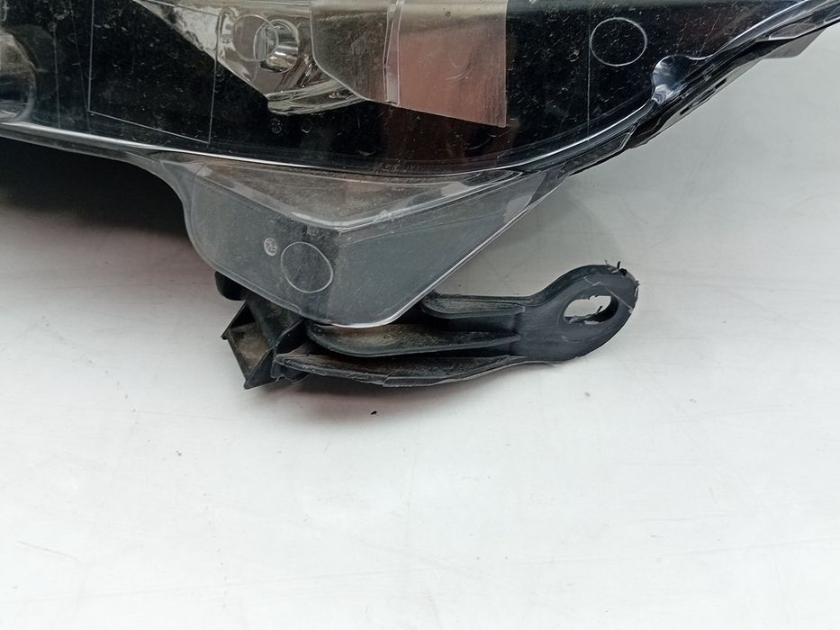 Ótica / farol esquerda PEUGEOT 208