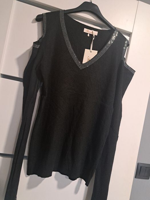 Basic czarny elegancki z cyrkoniami wycięciami na ramiona