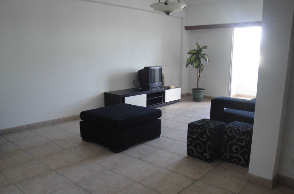 Arrenda-se apartamento mobilado T2, estudantes ou casal, a 10 minutos do centro de Lisboa, junto ao metro de Odivelas. Área calma bons espaços verdes.