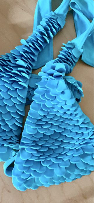 Bikini azul em escamas da Rosa Clará