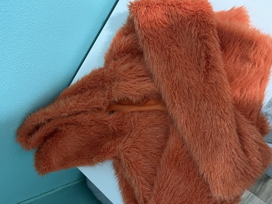 Casaco de pêlo laranja com brilhantes