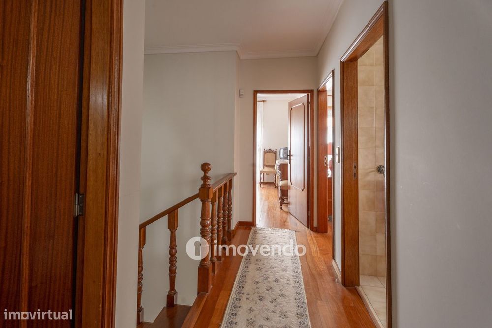 Moradia T4 com garagem, em Vila Nova da Telha, na Maia