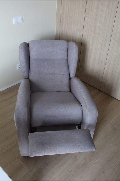 Poltrona sala cinza claro - Reclinável