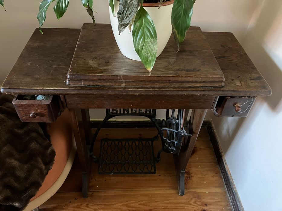 Maszyna do szycia Singer ze stolikiem