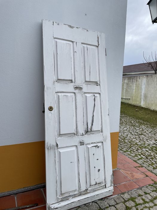 Porta da rua branca com almofada