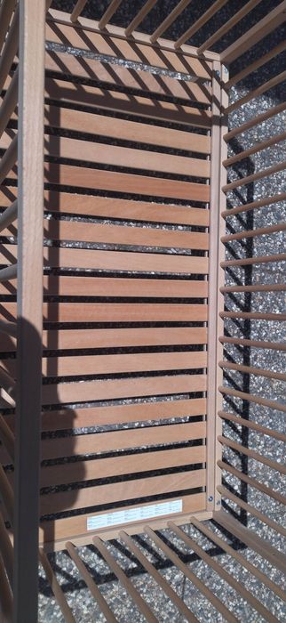 Cama de bebé em madeira com colchão