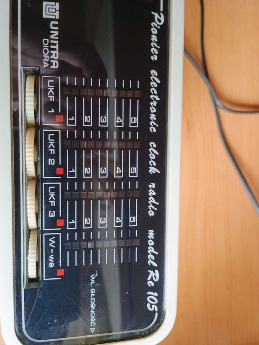 Radio Unitra Diora RE-105 z zegarkiem