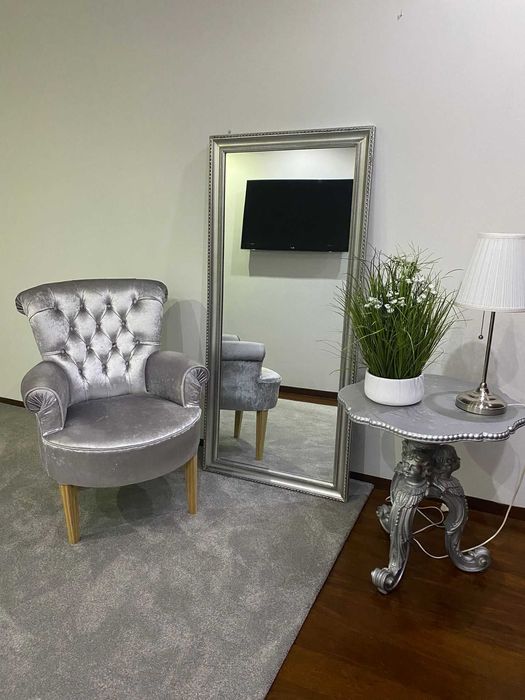 Senhorinha prateada, espelho prateado e mesa prateada