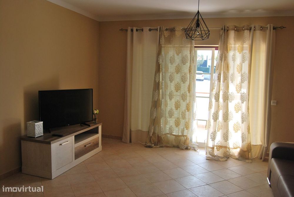 Apartamento T2 mobilado para arrendamento de curta duração em Alvor.