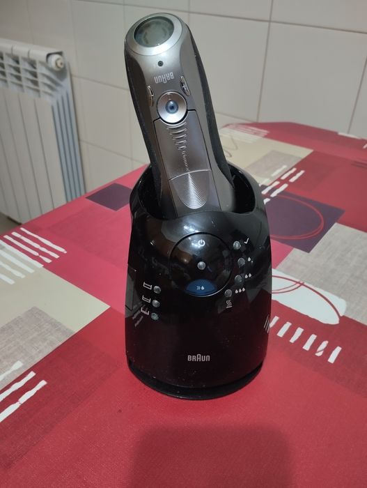 Máquina de barbear e estação de limpeza e carregamento