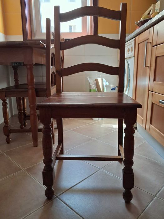 Mesa e cadeiras em madeira