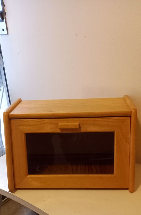 Caixa de pão em madeira com porta em vidro transparente