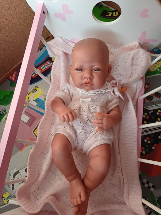 Boneca com roupa e cama