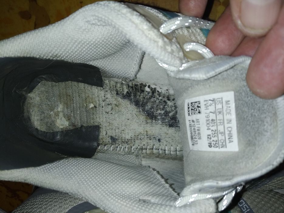 Продам кроссовки адики