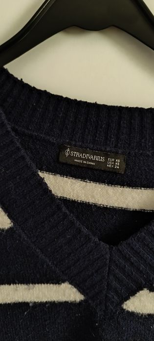 Camisola decote em V azul e branco, tamanho XS. Marca Stradivarius. Us