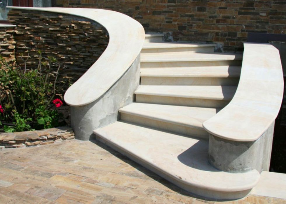 Schody kamienne z piaskowca - wewnętrzne i zewnętrzne, na wymiar