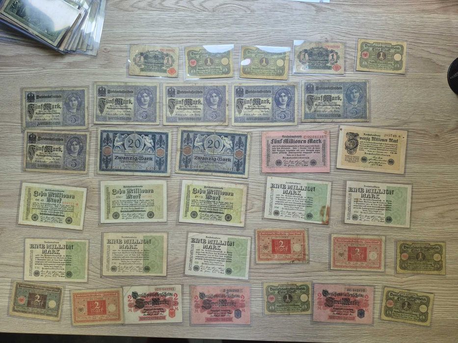 Duża ilość banknotów w koszulkach ponad 70 sztuk