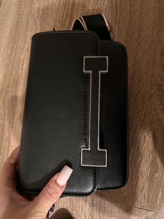 Чорна сумочка з пояском