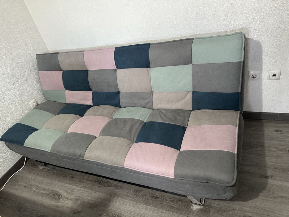 Sofá cama semi-novo, bonito e confortável da Conforama.