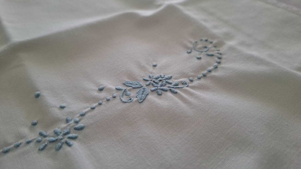 Lençol de Bebé com 2 Fronhas bordado a mão