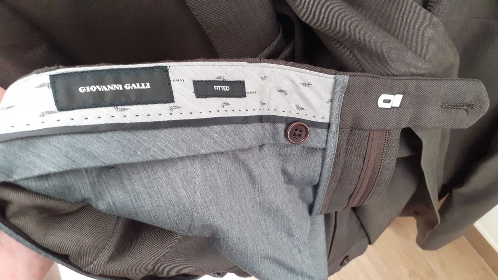 Fato castanho, marca Giovanni Galli.