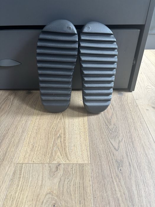 yeezy slide      .