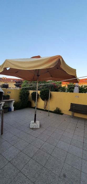 Guarda sol de grandes dimensões