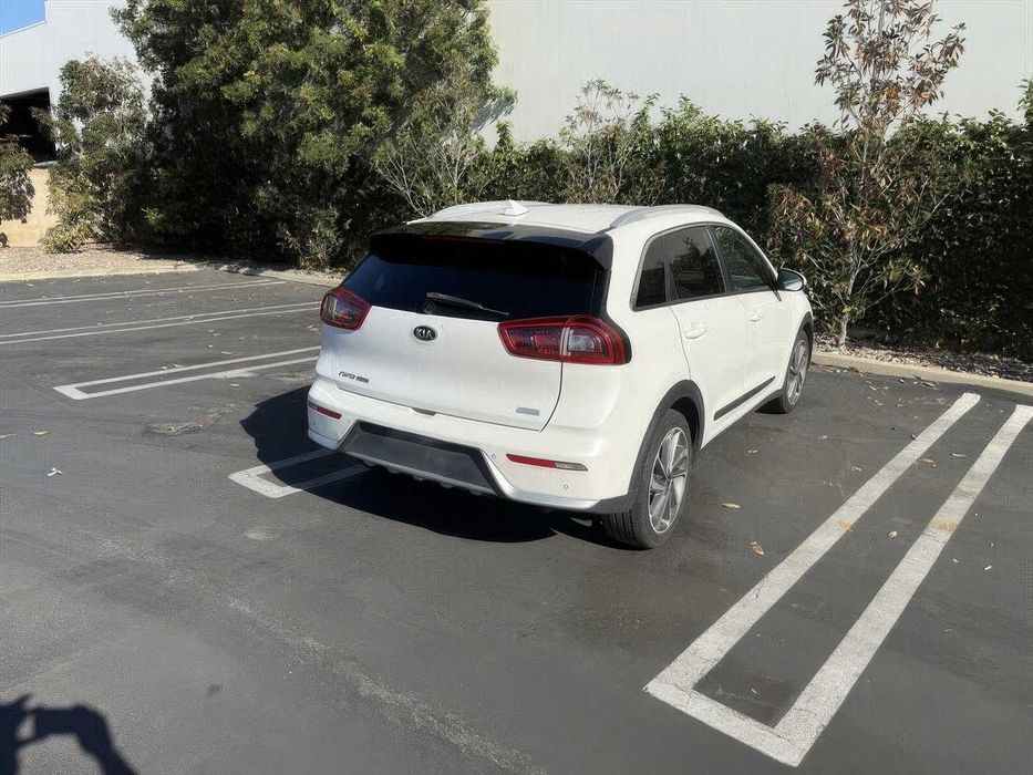 Kia Niro Hybrid      2017