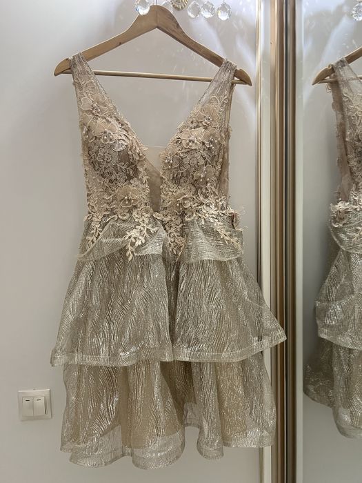 Коротка випускна сукня