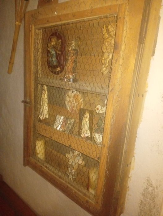 Éstante utilizada como santuário
