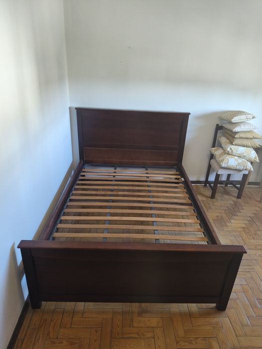 Cama de casal em madeira