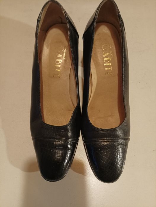 Sapatos de pele em preto,com feitio de pele de cobra á frente e no salto,de marca, sapataria Gabite, tamanho 40