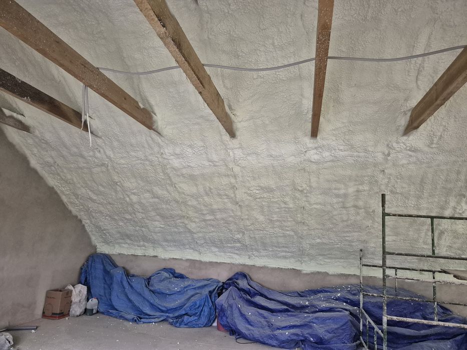 Ocieplanie pianką pur  poddasza dachy ocieplenie pianką izolacje strop