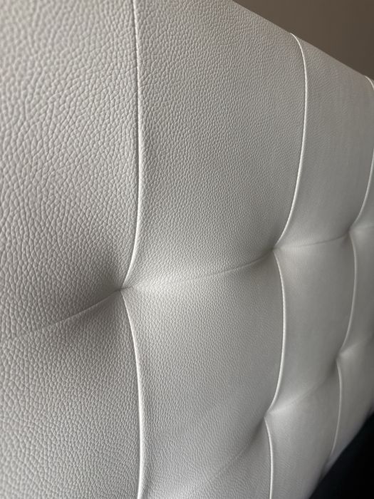 Quarto completo branco – cama com arrumação, cabeceira estofada e mesas de cabeceira