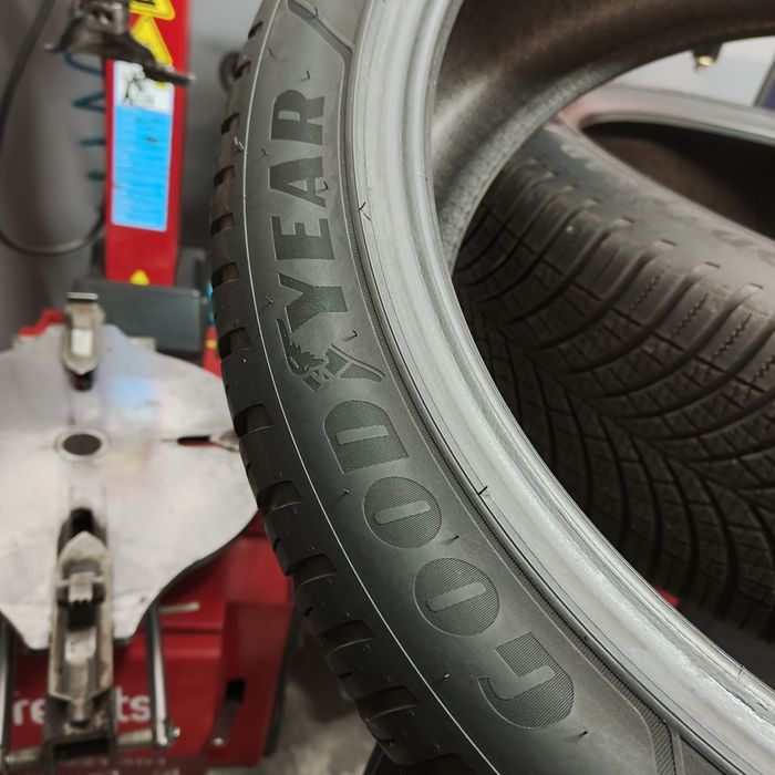 235/45/21 XL Sprzedam parę opon całorocznych Goodyear