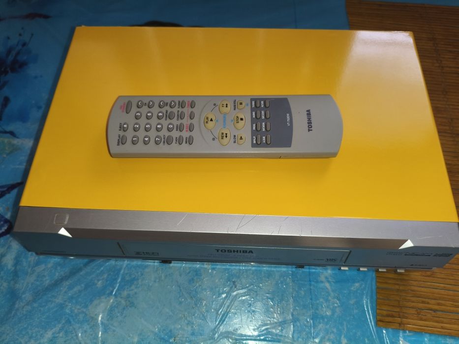Відеомагнітофон  TOSHIBA