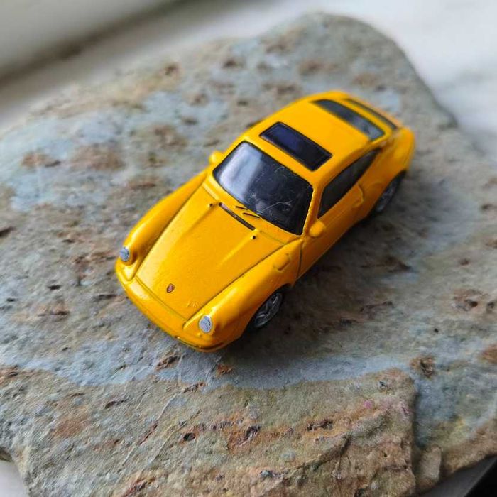 Hot Wheels Porsche Carrera 1996 com rodas alteradas