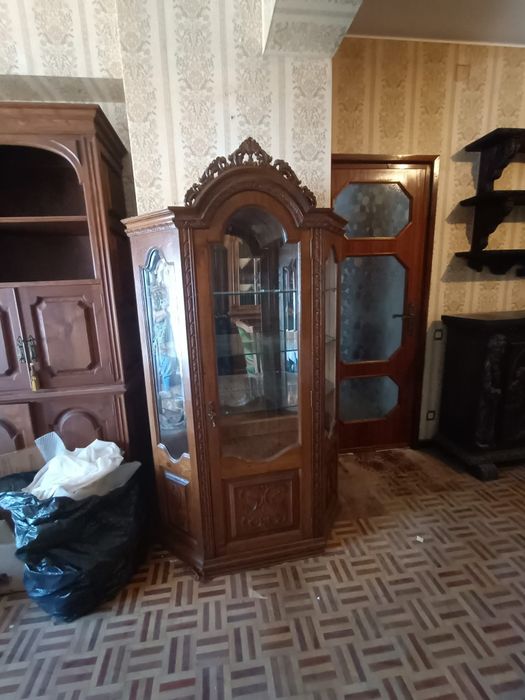 Cristaleira em madeira e vidro