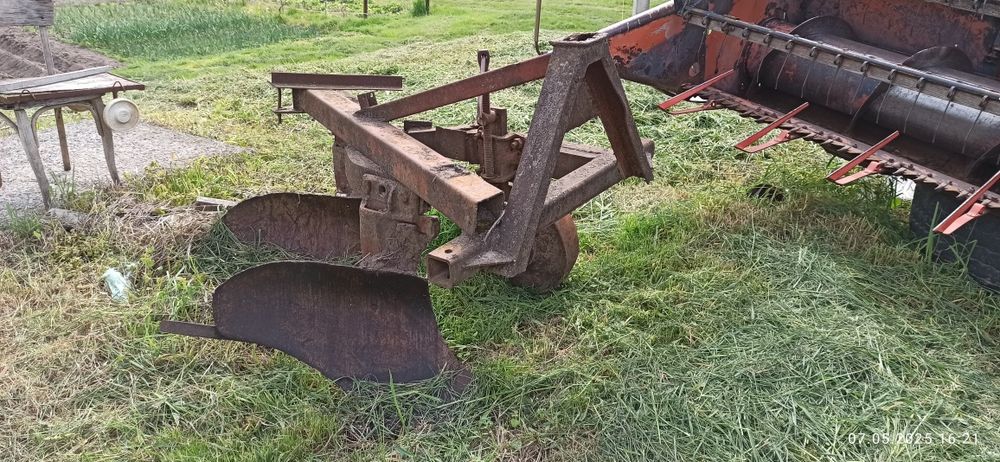 Плуг тракторний двохкорпусний