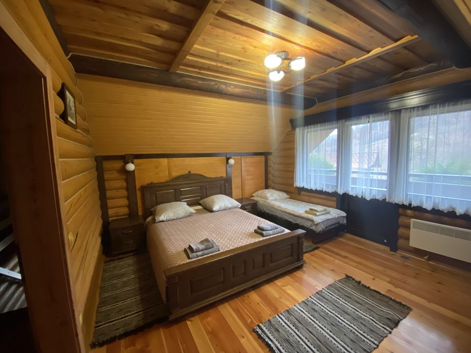 Здається дервяний будинок з банею все є