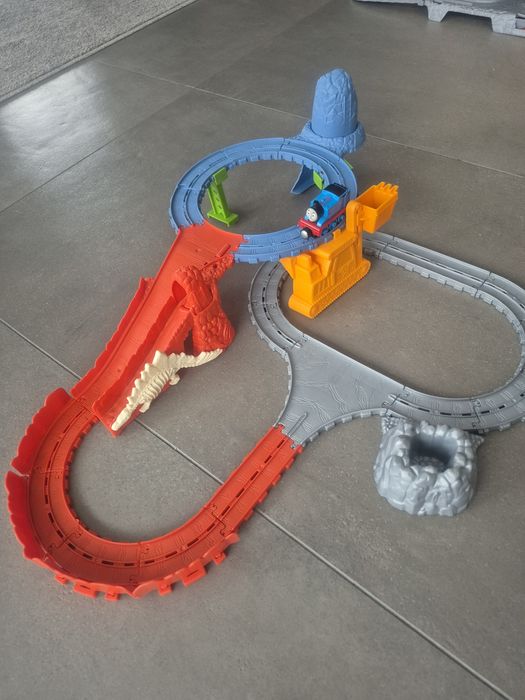 Thomas&Friends Tomek I przyjaciele zestaw z torami z dinozaurem