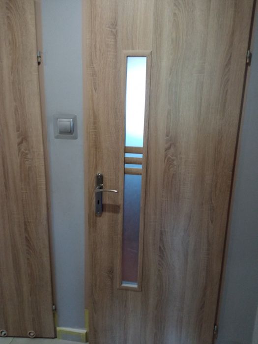 Drzwi  70 prawe do schowanka i 80 prawe łazienkowe