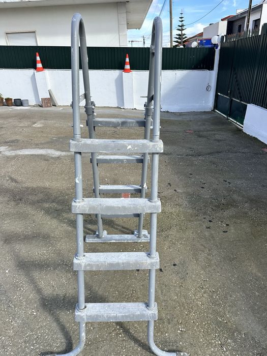 Escada dupla , piscina, andaime, pode de arvores