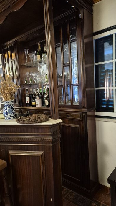 Móvel bar clássico de sala em madeira escura(mogno maciço)