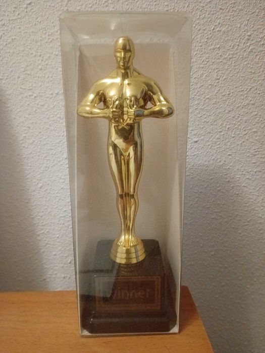 Estatueta OSCAR na caixa