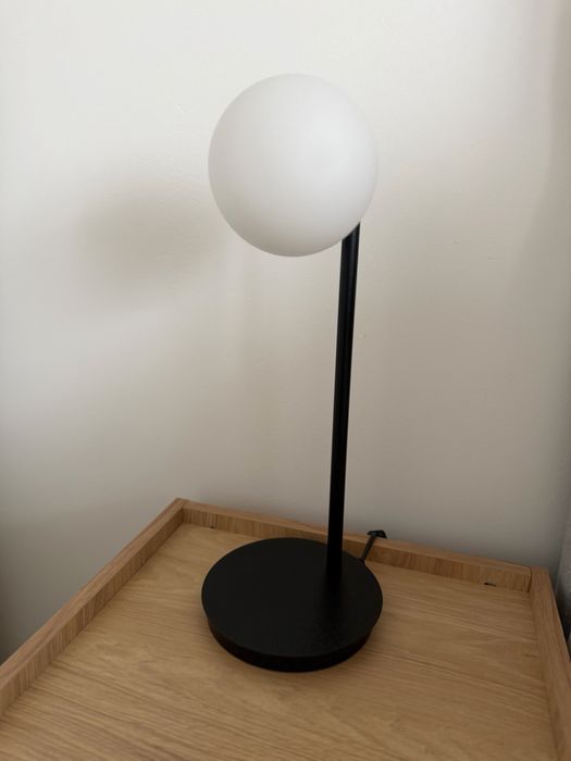 Minimalistyczna lampka stołowa Bella marki Ryssa