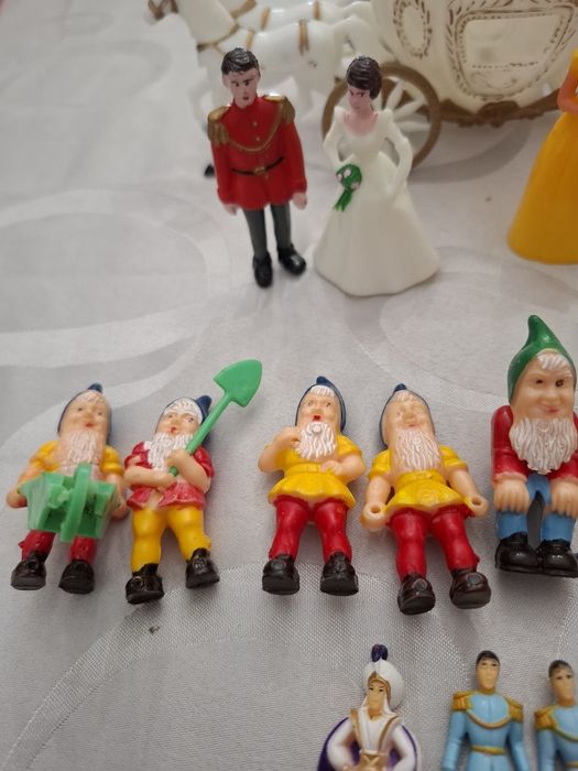 Coleção miniatura da Cinderela, Branca de Neve, os 7 anoes e  e o Mons