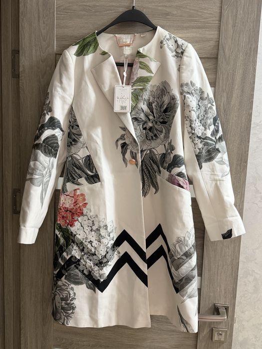 Ціна на сайтах 490$+ (21 000₴+)відам набагато дешевше,нове,ted baker